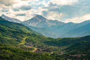 Luxury 4 Bedroom Ski in, Ski out Mountain Residence in the Heart of Snowmass Base Village with Rooftop Infinity Pool